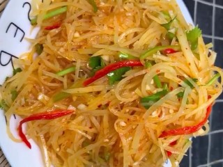 10、炝拌土豆丝,简单又好吃的炝拌土豆丝就做好了