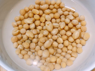 1、醋泡黄豆,干黄豆冲洗干净