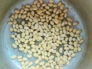 3、醋泡黄豆,放入锅中