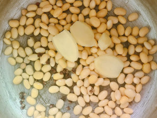 4、醋泡黄豆,加姜片和花椒粒