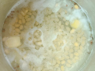 7、醋泡黄豆,烧开后用高压锅压10分钟