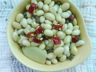 11、醋泡黄豆,切圈放入碗中