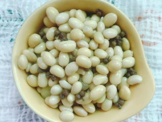 9、醋泡黄豆,捞出放入碗中