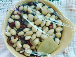 15、醋泡黄豆,盖上保鲜膜放入冰箱冷藏2天后食用