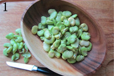 1、 糖醋蚕豆,蚕豆洗净，剥去外壳；