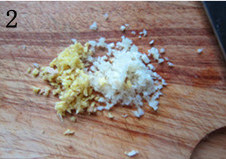 2、 糖醋蚕豆,姜蒜切末