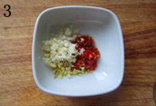 3、 糖醋蚕豆,姜蒜末和泡椒一起放进小碗