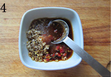 4、 糖醋蚕豆,加入花椒粉、陈醋、酱油、糖和少许盐