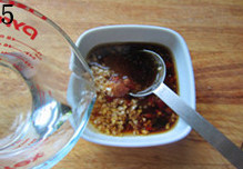 5、 糖醋蚕豆,加入温开水