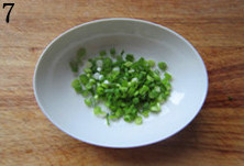 7、 糖醋蚕豆,香葱切葱花