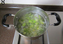 8、 糖醋蚕豆,锅中坐水，沸腾后下入蚕豆，煮至大部分蚕豆浮上水面