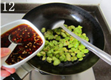 12、 糖醋蚕豆,加入调味汁
