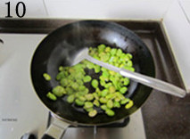 10、 糖醋蚕豆,起炒锅，热锅入凉油，下入蚕豆，中小火煸炒