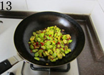 13、 糖醋蚕豆,搅拌均匀后盖上锅盖焖15分钟，中间打开翻炒一次到两次