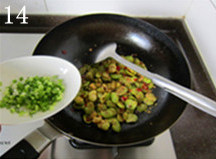14、 糖醋蚕豆,15分钟后汤汁基本被吸收干净，加入葱花，拌匀即可。