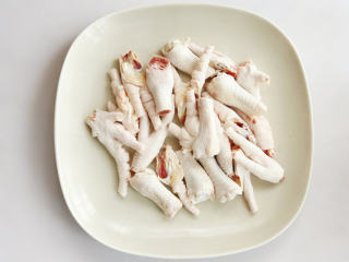 1、酱凤爪 ,鸡爪冲洗净后改刀切小。