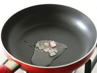 3、酱凤爪 ,锅内入油，倒入冰糖炒糖色。