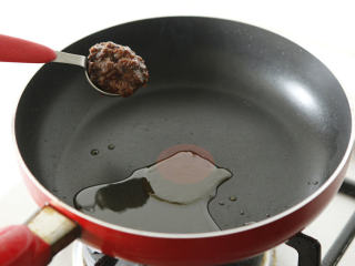 4、酱凤爪 ,冰糖融化后，等到油里起泡沫，颜色开始变黄，调入豆瓣酱炒匀。