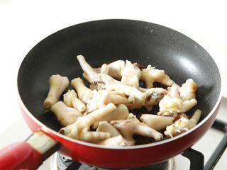 5、酱凤爪 ,倒入沥干水的鸡爪。