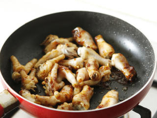 6、酱凤爪 ,快速翻炒，使鸡爪滚满酱色。