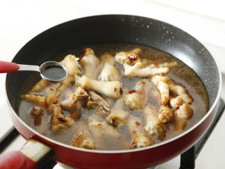 7、酱凤爪 ,倒入没过鸡爪的开水，调入老抽。