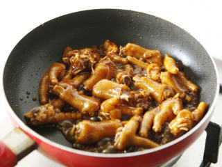 8、酱凤爪 ,大火烧开转中小火慢炖，炖到用筷子很容易扎透凤爪即可。