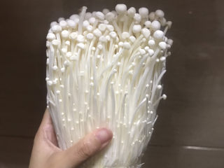 1、蚝油金针菇,准备金针菇100g，清洗2遍