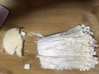 2、蚝油金针菇,把尾部去掉