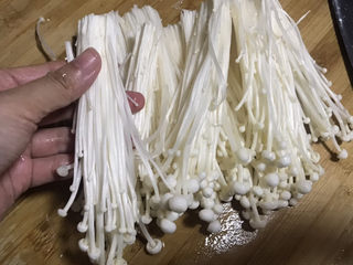 3、蚝油金针菇,把他撕成小扎