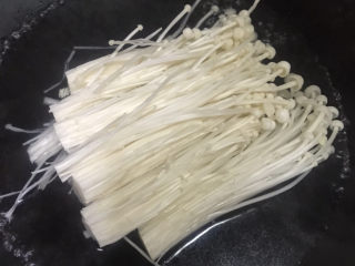 5、蚝油金针菇,放入金针菇