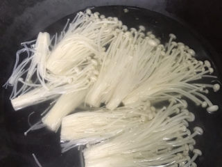 6、蚝油金针菇,煮3分钟，等金针菇熟了