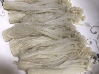 7、蚝油金针菇,捞起放碟子里备用