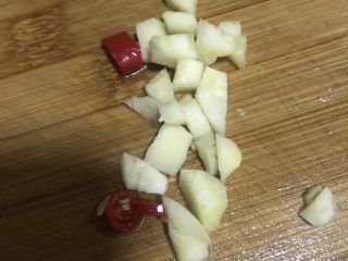 8、蚝油金针菇,准备1粒大蒜和半根辣椒切丁