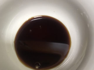 9、蚝油金针菇,碗里准备1汤勺生抽