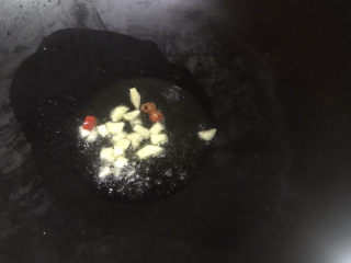 13、蚝油金针菇,锅里热油放入辣椒和大蒜炒香