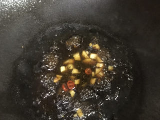 14、蚝油金针菇,倒入调好的酱汁，加5汤勺量的水，煮沸