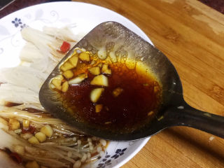 15、蚝油金针菇,把调好的酱汁琳在煮好的金针菇上