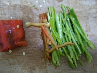 3、香鲜拌螺肉,把辣椒切成细丝备用。