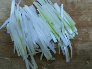 4、香鲜拌螺肉,葱切细丝备用。