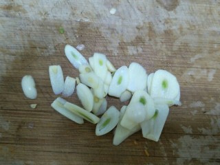 5、香鲜拌螺肉,蒜切片备用。