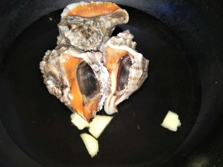 6、香鲜拌螺肉,海螺放水中加姜片和少许料酒煮熟捞出来备用。