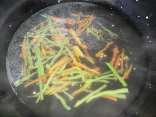 7、香鲜拌螺肉,辣椒丝在开水中焯一下。