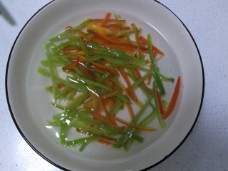 8、香鲜拌螺肉,放在凉水中过一下。