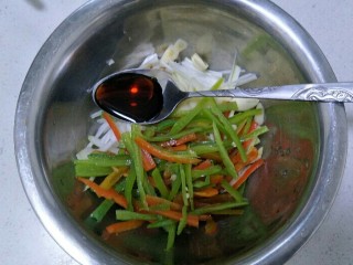 9、香鲜拌螺肉,把辣椒丝，蒜片，葱丝，放在一个盆中，加两勺生抽。