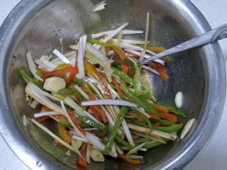 11、香鲜拌螺肉,再加少许米醋和麻油拌匀。