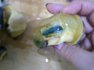 13、香鲜拌螺肉,海螺顶部偏下的白色地方是海螺的脑，有人吃了会晕，要去掉。我们家的人吃了没感觉所以有时候不去也行。