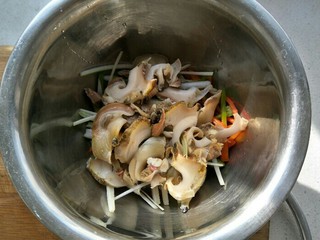 14、香鲜拌螺肉,把螺肉切成薄片放入事先拌好的调味料中，搅拌均匀。
