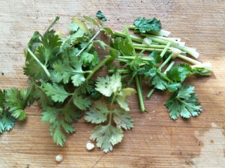 15、香鲜拌螺肉,放入盆中加盐拌匀香菜切小段，点缀拌匀。