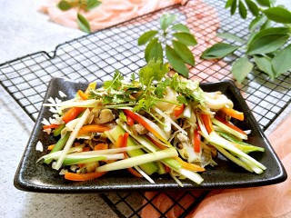 16、香鲜拌螺肉,装入盘中，即可开动。