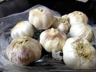 1、不用等到腊八就让你吃上――腊八蒜,大蒜选紫皮的为佳